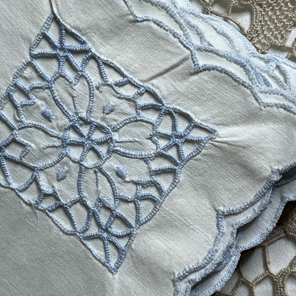 Vintage Ice Blue & White Linen Battenburg Dinner Napkins Set of 9 - Picture 2 of 3